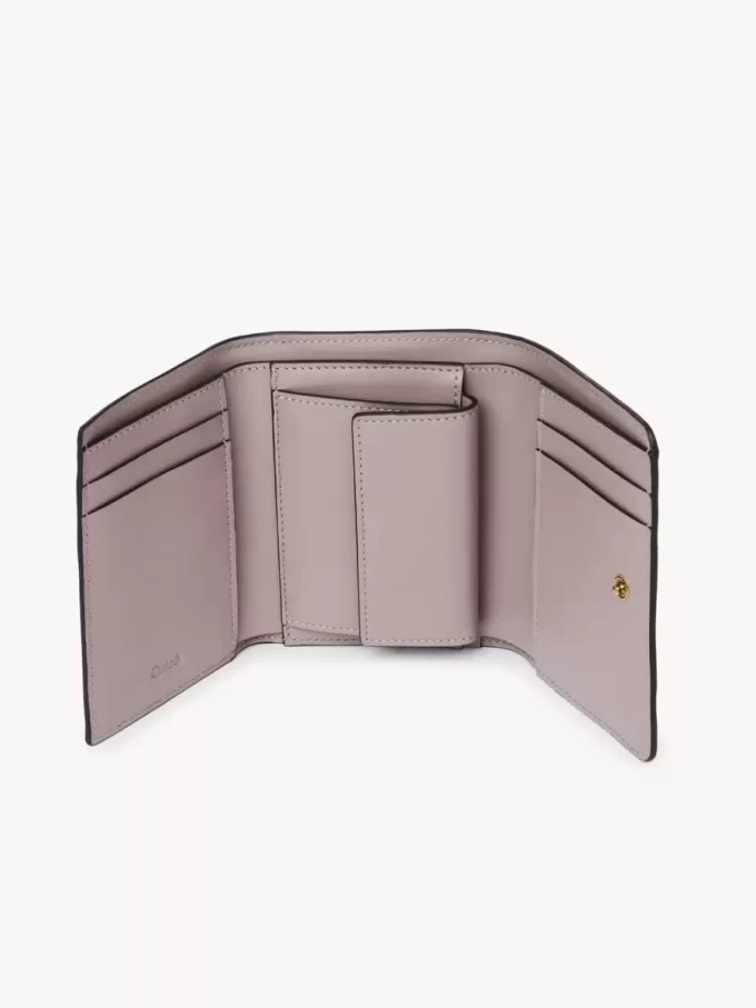 Parlak deriden yapılmış, bozuk para cebi bulunan küçük Chloé Iconic üç katlı çanta Parlak deriden yapılmış, bozuk para cebi bulunan küçük Chloé Iconic üç katlı çanta