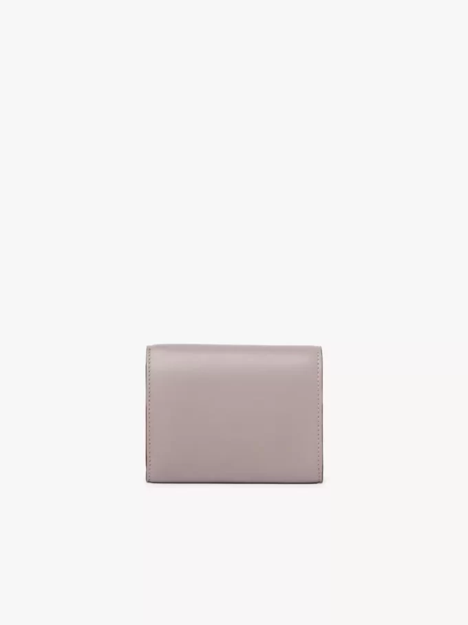 Parlak deriden yapılmış, bozuk para cebi bulunan küçük Chloé Iconic üç katlı çanta Parlak deriden yapılmış, bozuk para cebi bulunan küçük Chloé Iconic üç katlı çanta