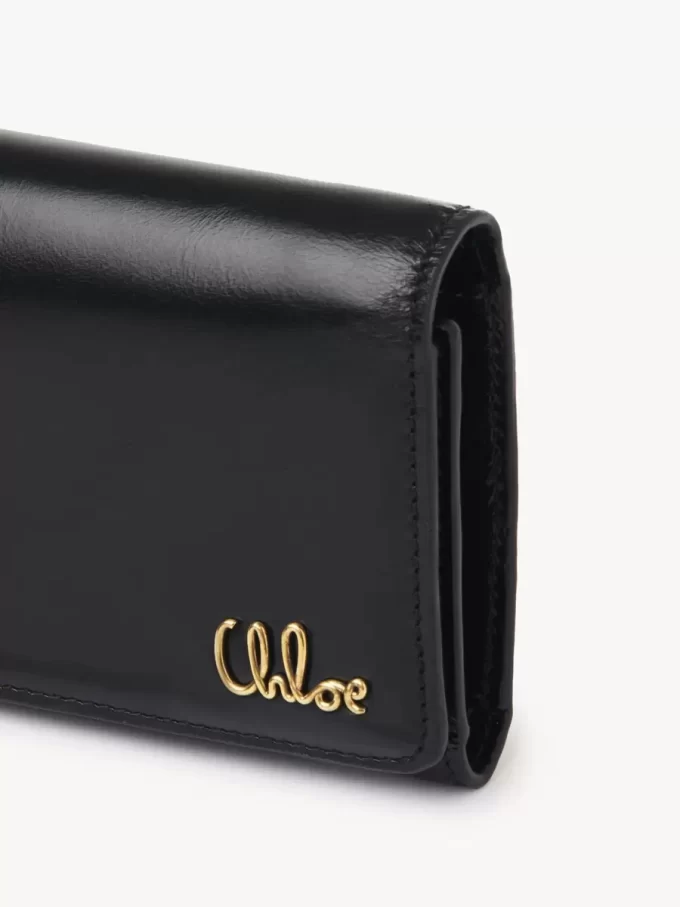 Parlak deriden yapılmış, bozuk para cebi bulunan küçük Chloé Iconic üç katlı çanta Parlak deriden yapılmış, bozuk para cebi bulunan küçük Chloé Iconic üç katlı çanta