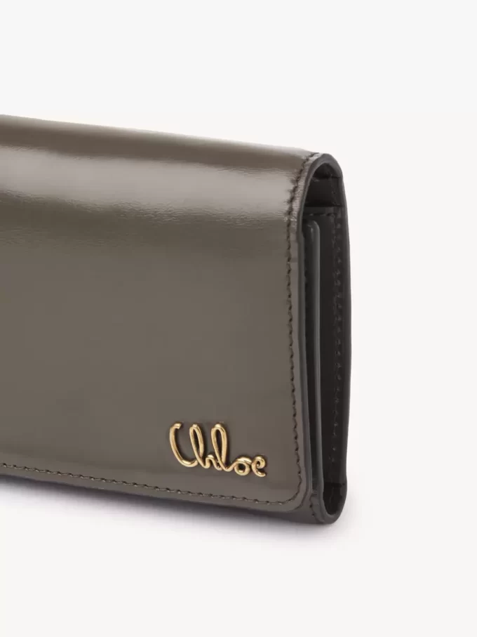Parlak deriden yapılmış, bozuk para cebi bulunan küçük Chloé Iconic üç katlı çanta Parlak deriden yapılmış, bozuk para cebi bulunan küçük Chloé Iconic üç katlı çanta