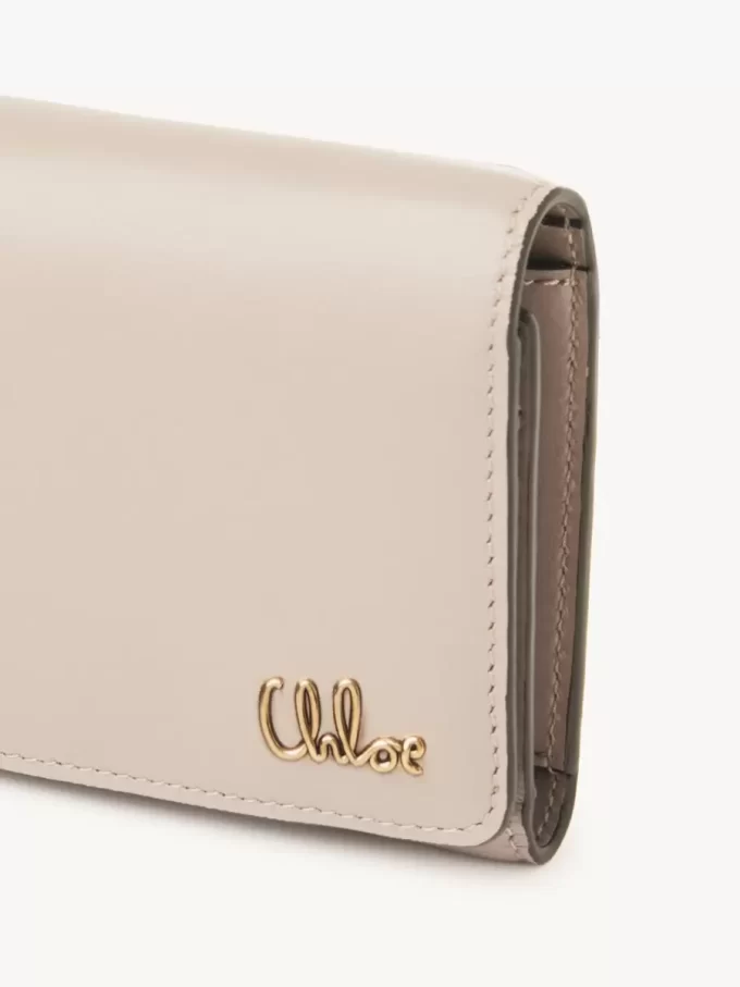 Parlak deriden yapılmış, bozuk para cebi bulunan küçük Chloé Iconic üç katlı çanta Parlak deriden yapılmış, bozuk para cebi bulunan küçük Chloé Iconic üç katlı çanta