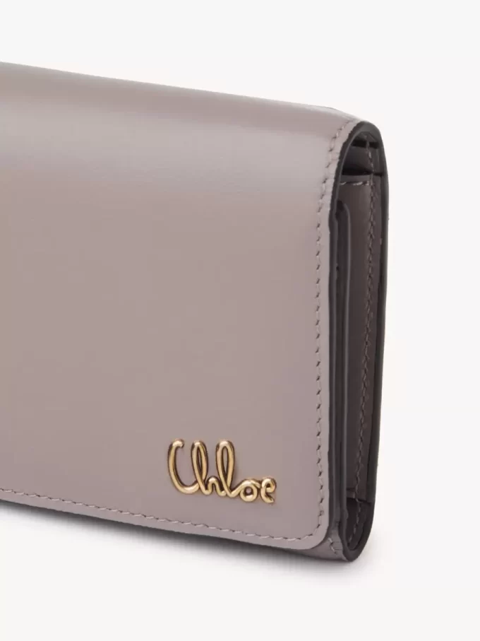 Parlak deriden yapılmış, bozuk para cebi bulunan küçük Chloé Iconic üç katlı çanta Parlak deriden yapılmış, bozuk para cebi bulunan küçük Chloé Iconic üç katlı çanta