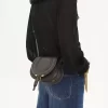 Parlak deriden yapılmış küçük Marcie eyer çantası Parlak deriden yapılmış küçük Marcie eyer çantası