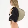 Parlak deriden yapılmış Twisted Shell hobo çanta Parlak deriden yapılmış Twisted Shell hobo çanta