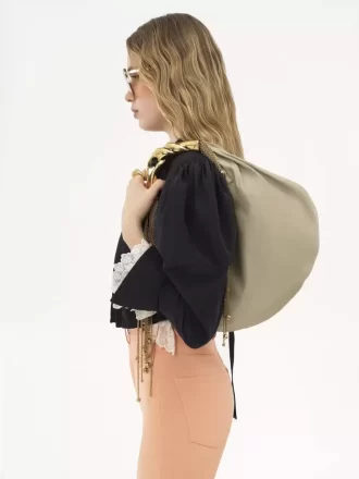 Parlak deriden yapılmış Twisted Shell hobo çanta