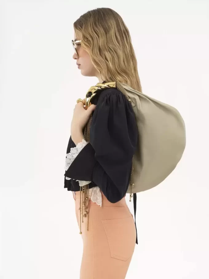 Parlak deriden yapılmış Twisted Shell hobo çanta Parlak deriden yapılmış Twisted Shell hobo çanta