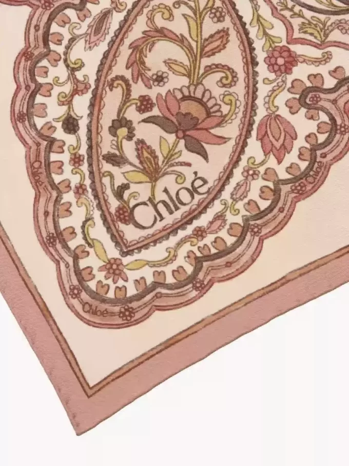 İpek dimi kumaştan yapılmış Chloé Paisley kare eşarp