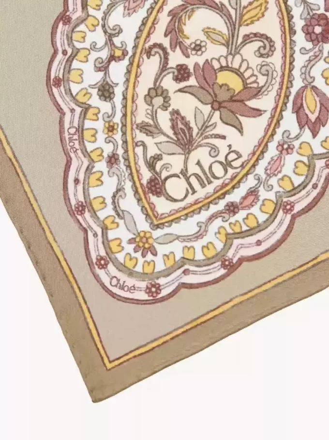 İpek dimi kumaştan yapılmış Chloé Paisley kare eşarp