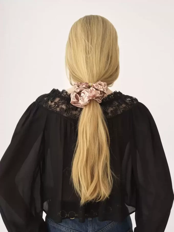 İpek kumaştan yapılmış Chloé Paisley saç lastiği İpek kumaştan yapılmış Chloé Paisley saç lastiği