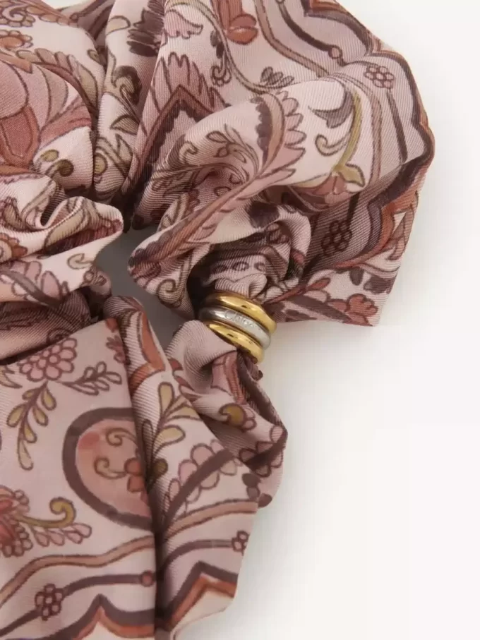 İpek kumaştan yapılmış Chloé Paisley saç lastiği İpek kumaştan yapılmış Chloé Paisley saç lastiği