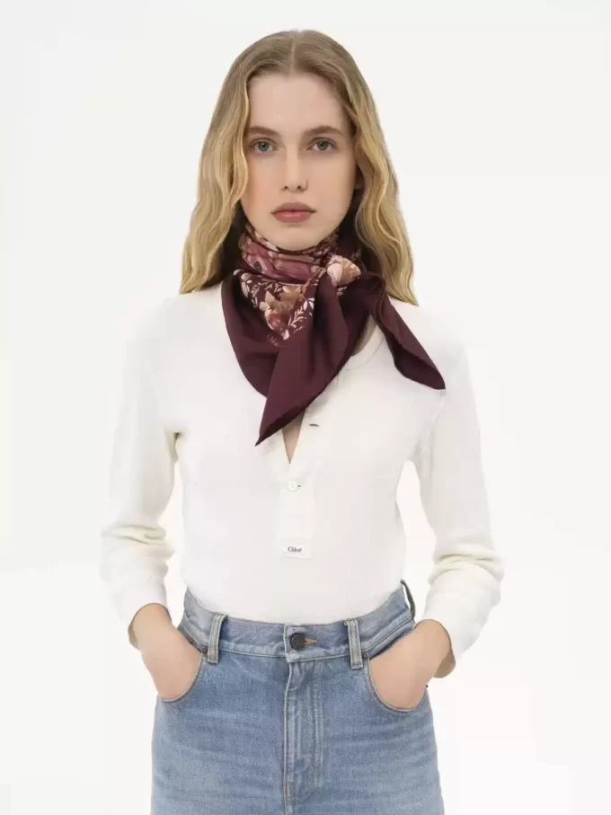 İpek kumaştan yapılmış Chloé Roses kare eşarp