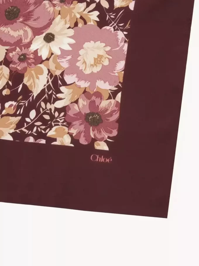 İpek kumaştan yapılmış Chloé Roses kare eşarp