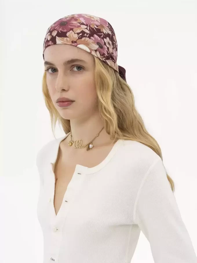 İpek kumaştan yapılmış Chloé Roses kare eşarp