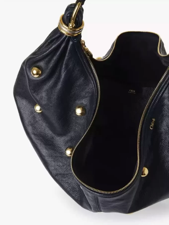 Zımbalı, taneli deriden yapılmış büyük bilezikli hobo çanta Zımbalı, taneli deriden yapılmış büyük bilezikli hobo çanta